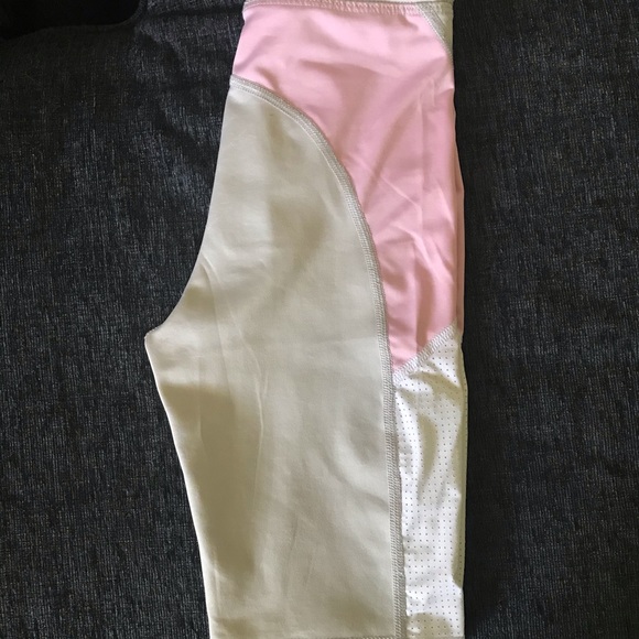 UO Colorblock Mesh Panel High-Waisted Bike Short - Picture 5 of 6